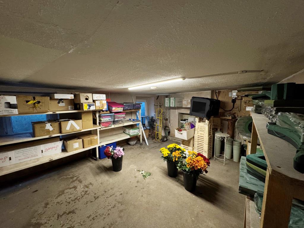 Lot: 61 - PRIME TOWN CENTRE RETAIL UNIT WITH SUBSTANTIAL CELLAR - Storage Room